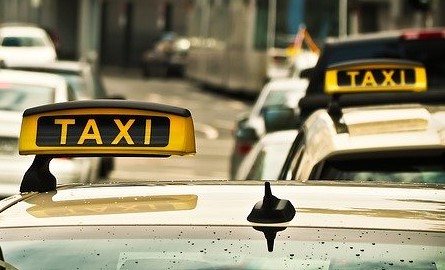 Image by Ich bin dann mal raus hier. from Pixabay of taxi cabs