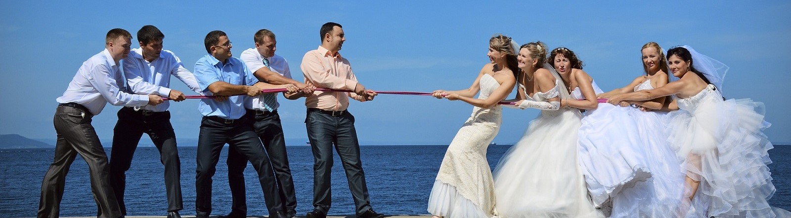 Image by 이리나 김 from Pixabay of groomsmen and bridesmaid tug of rope