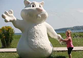 Image of child playing at Splash Pad in Bluewater Park