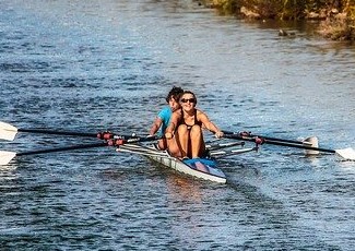 Image by Susanne Pälmer from Pixabay of people rowing